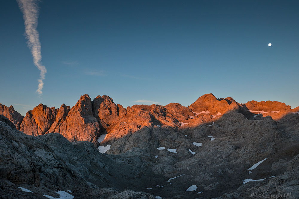 A la izquierda el más alto es Tiro Llago, a la derecha el más alto es Torre Blanca